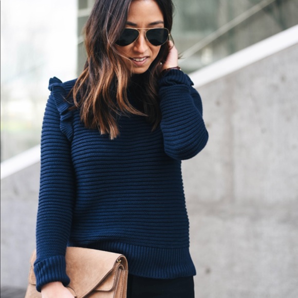 Banana Republic Sweaters - Banana Republic ruffle shoulder chunky sweater